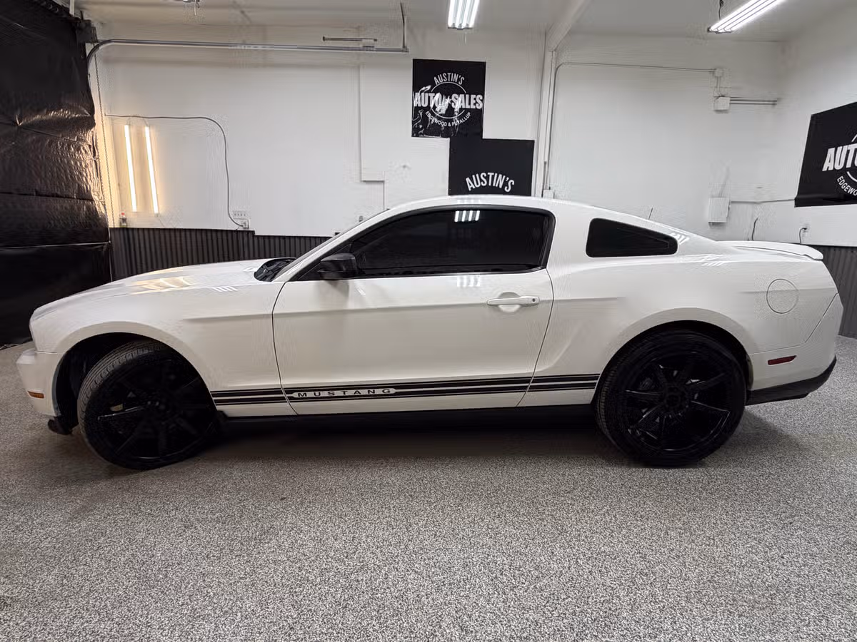 2011 Ford Mustang V6 Premium Image 7