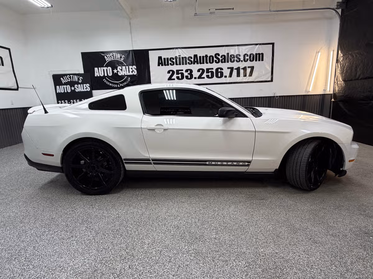 2011 Ford Mustang V6 Premium Image 2