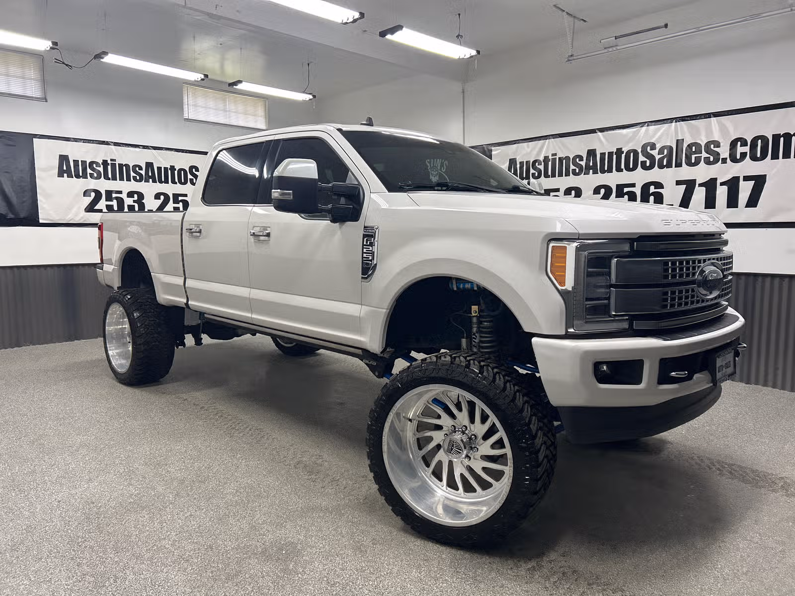 2019 Ford F-250 Super Duty Platinum Crew Cab Upper Image 1