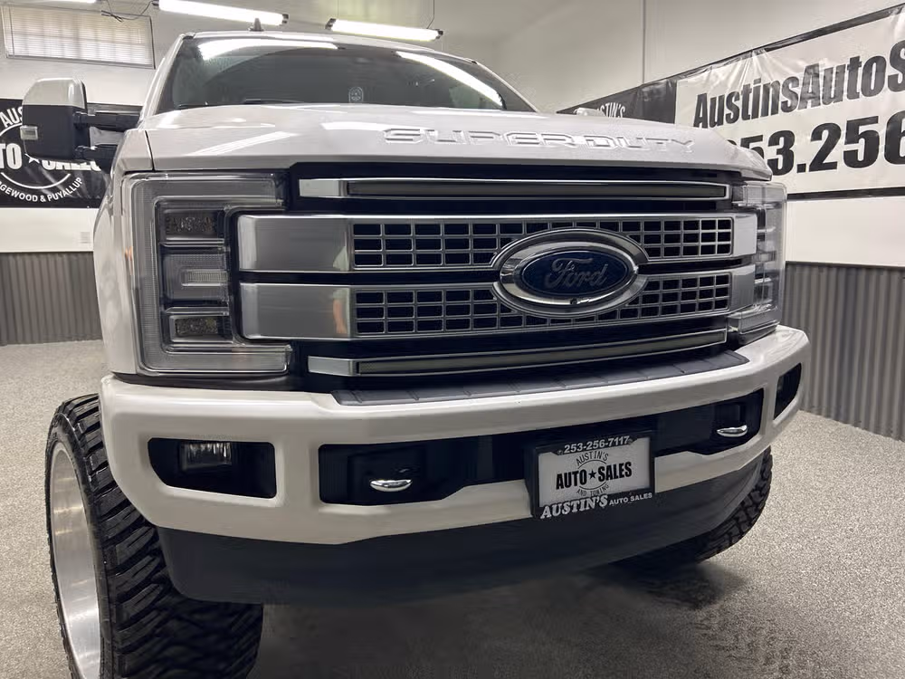 2019 Ford F-250 Super Duty Platinum Crew Cab Image 2