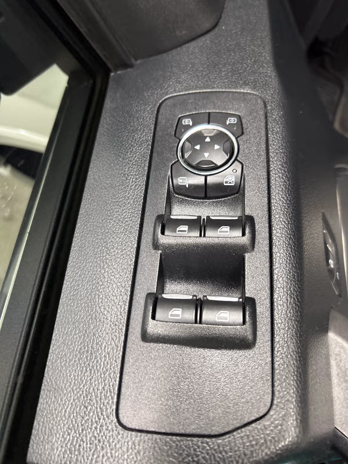 2016 Ford F-150 Platinum SuperCrew Image 9