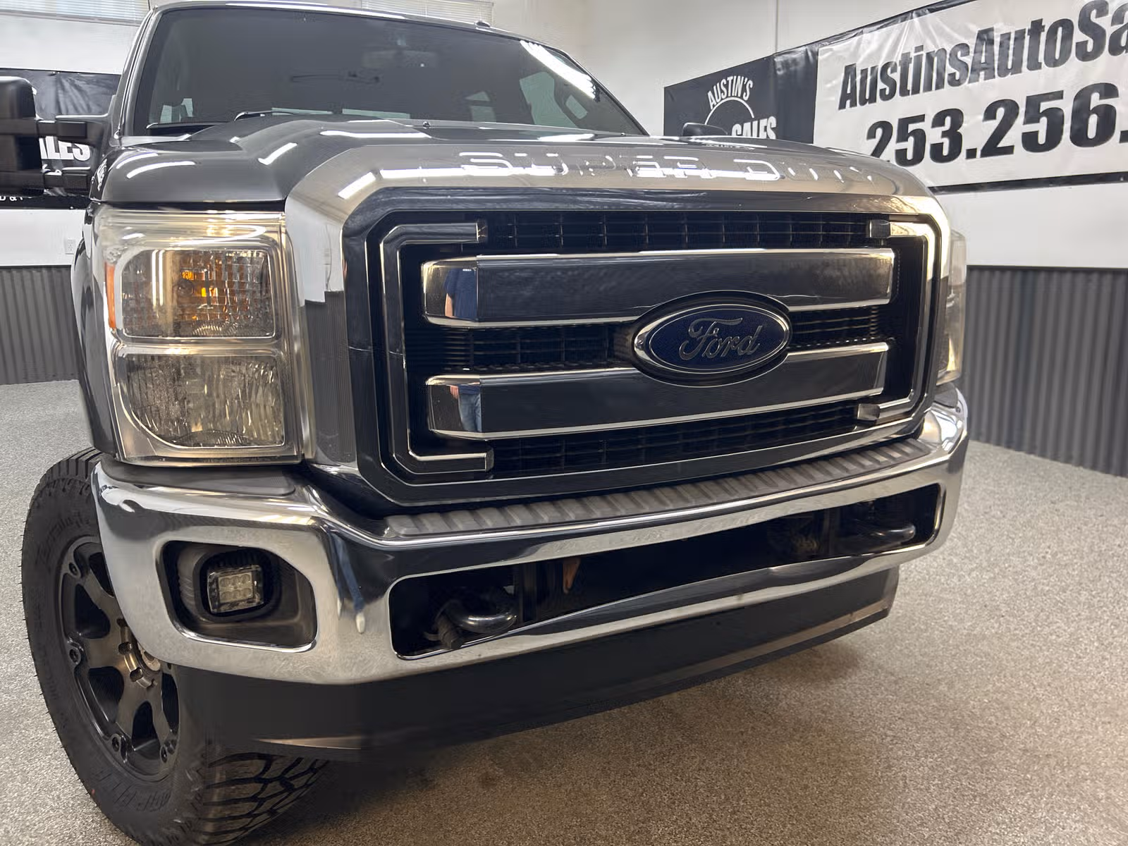 2015 Ford F-250 Super Duty Lariat Crew Cab Upper Image 2