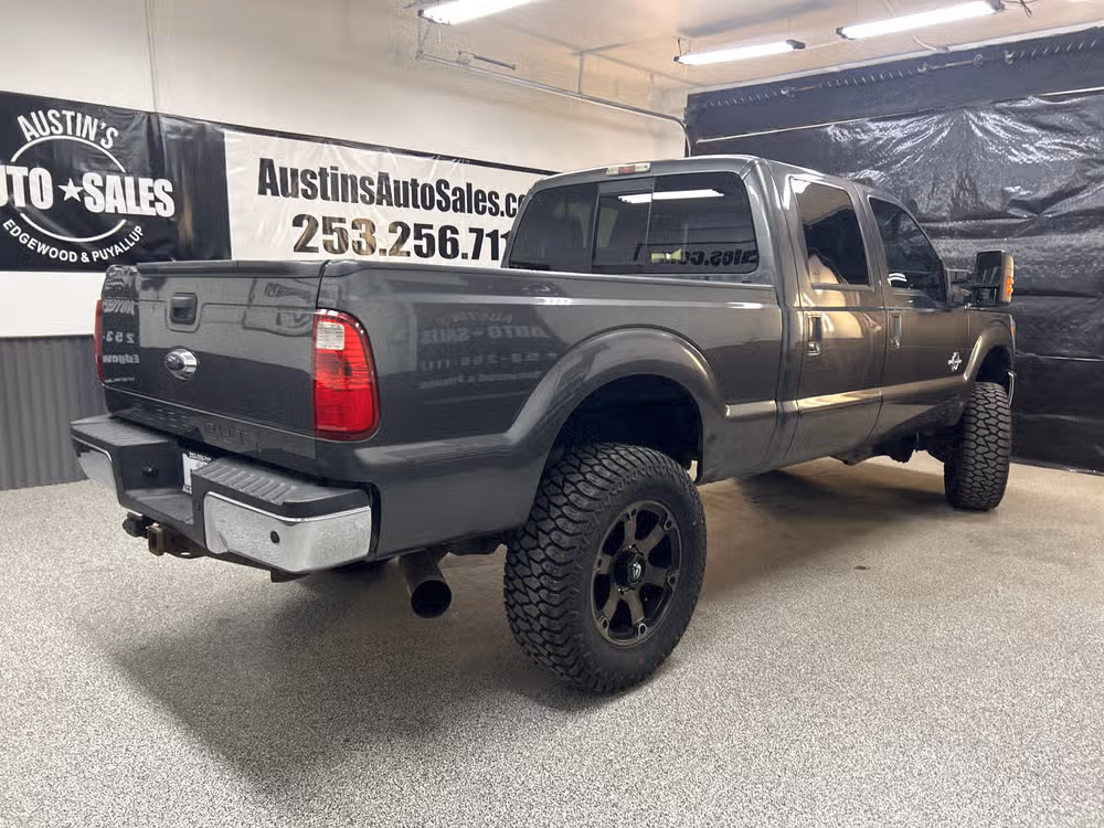 2015 Ford F-250 Super Duty Lariat Crew Cab Image 6