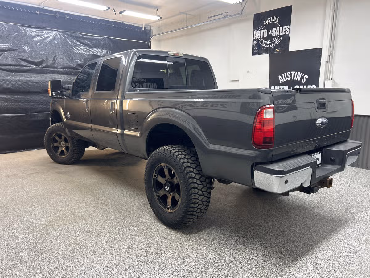 2015 Ford F-250 Super Duty Lariat Crew Cab Image 4