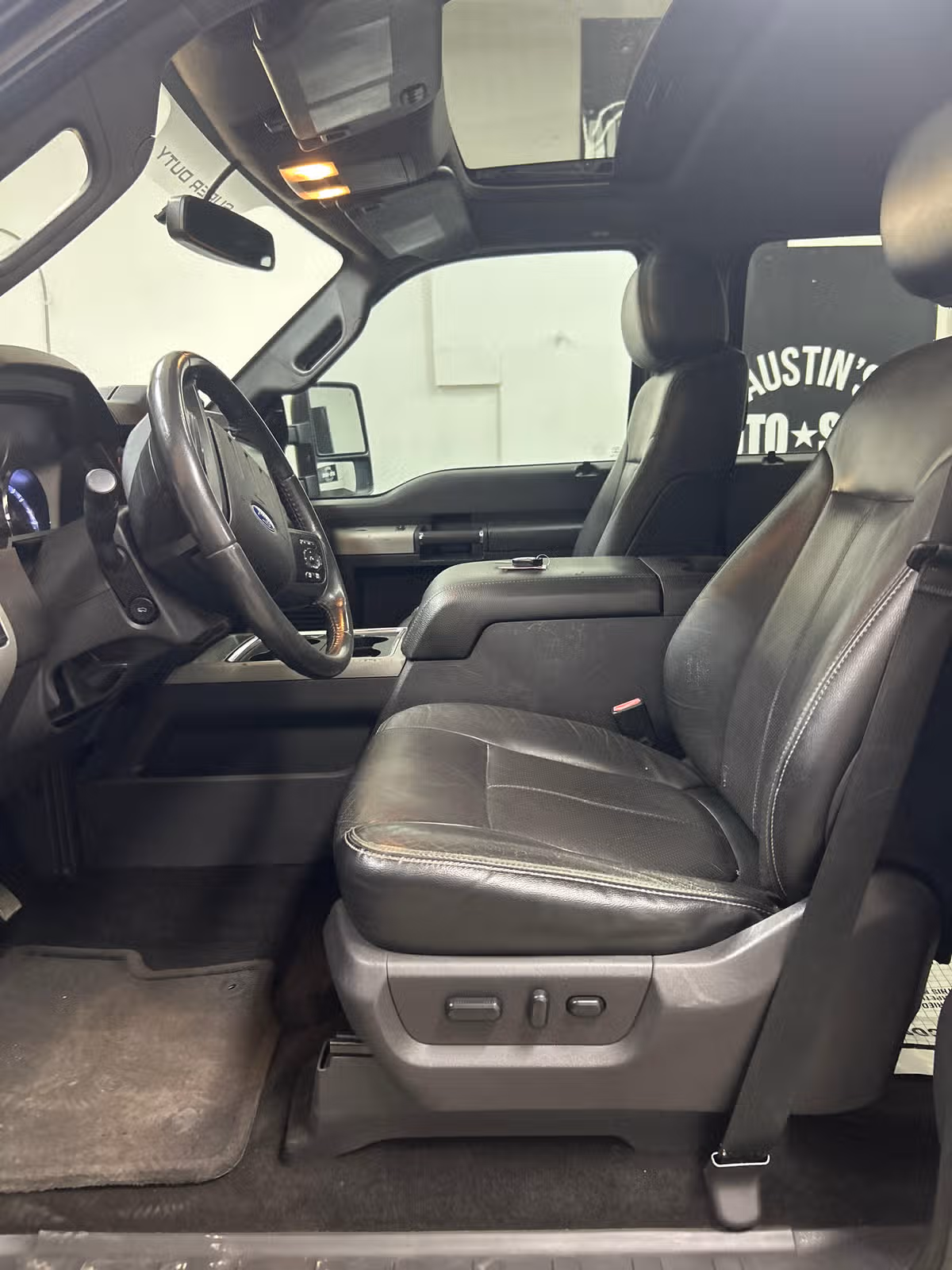 2015 Ford F-250 Super Duty Lariat Crew Cab Image 8