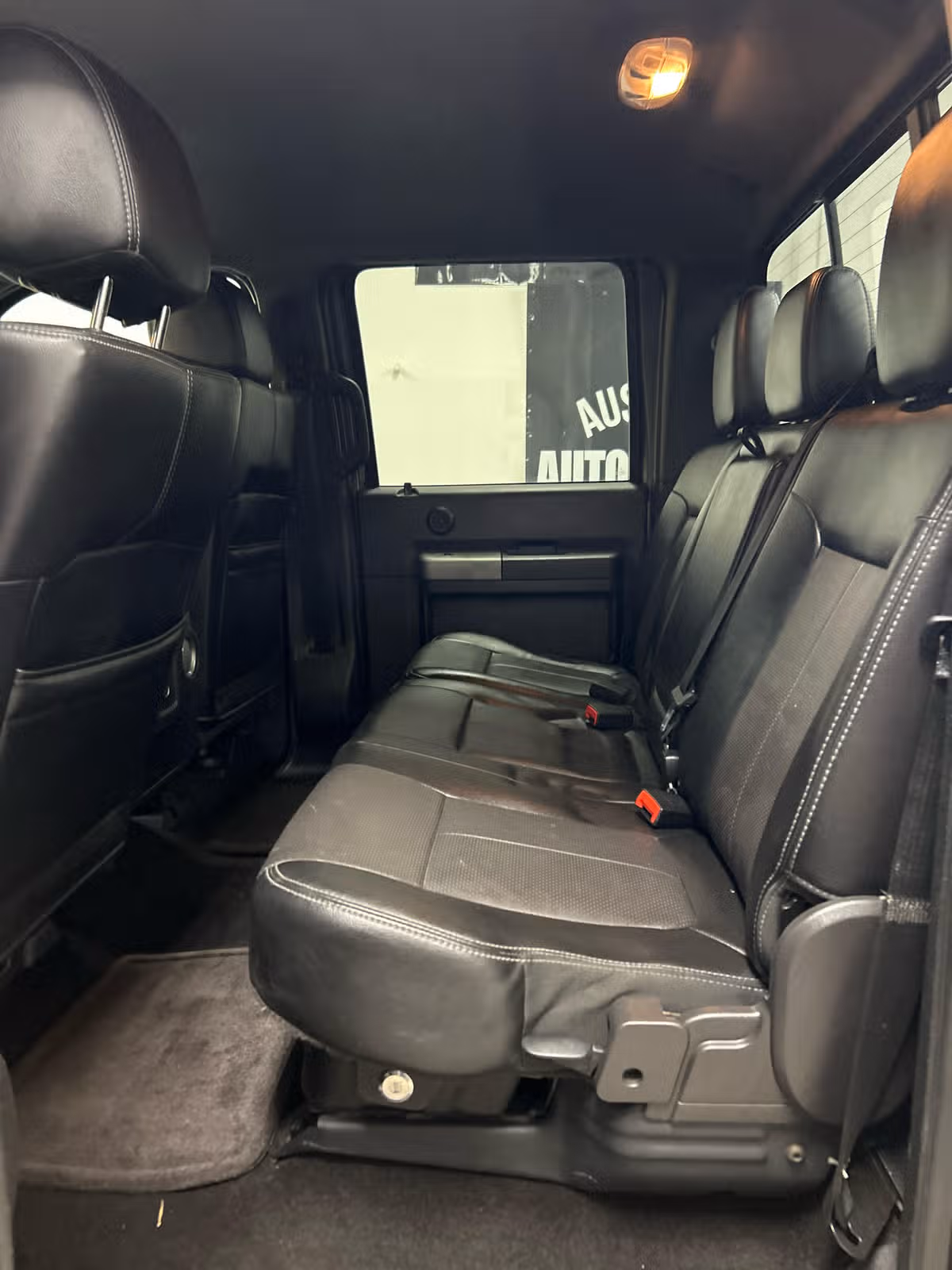 2015 Ford F-250 Super Duty Lariat Crew Cab Image 9