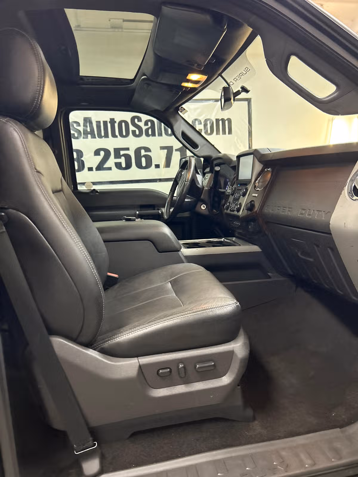 2015 Ford F-250 Super Duty Lariat Crew Cab Image 12