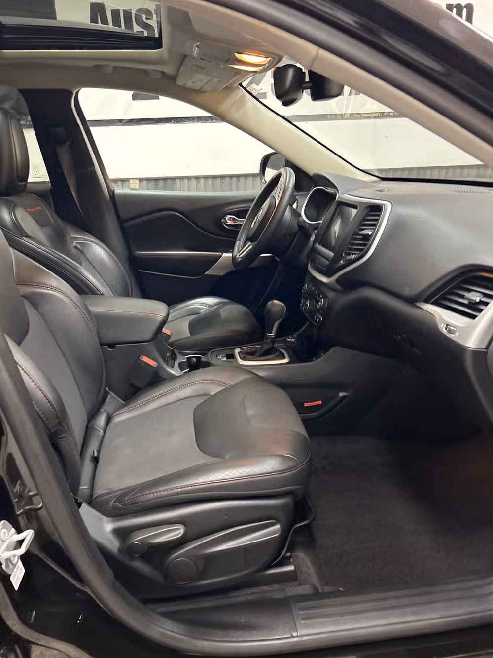2017 Jeep Cherokee Trailhawk Image 14