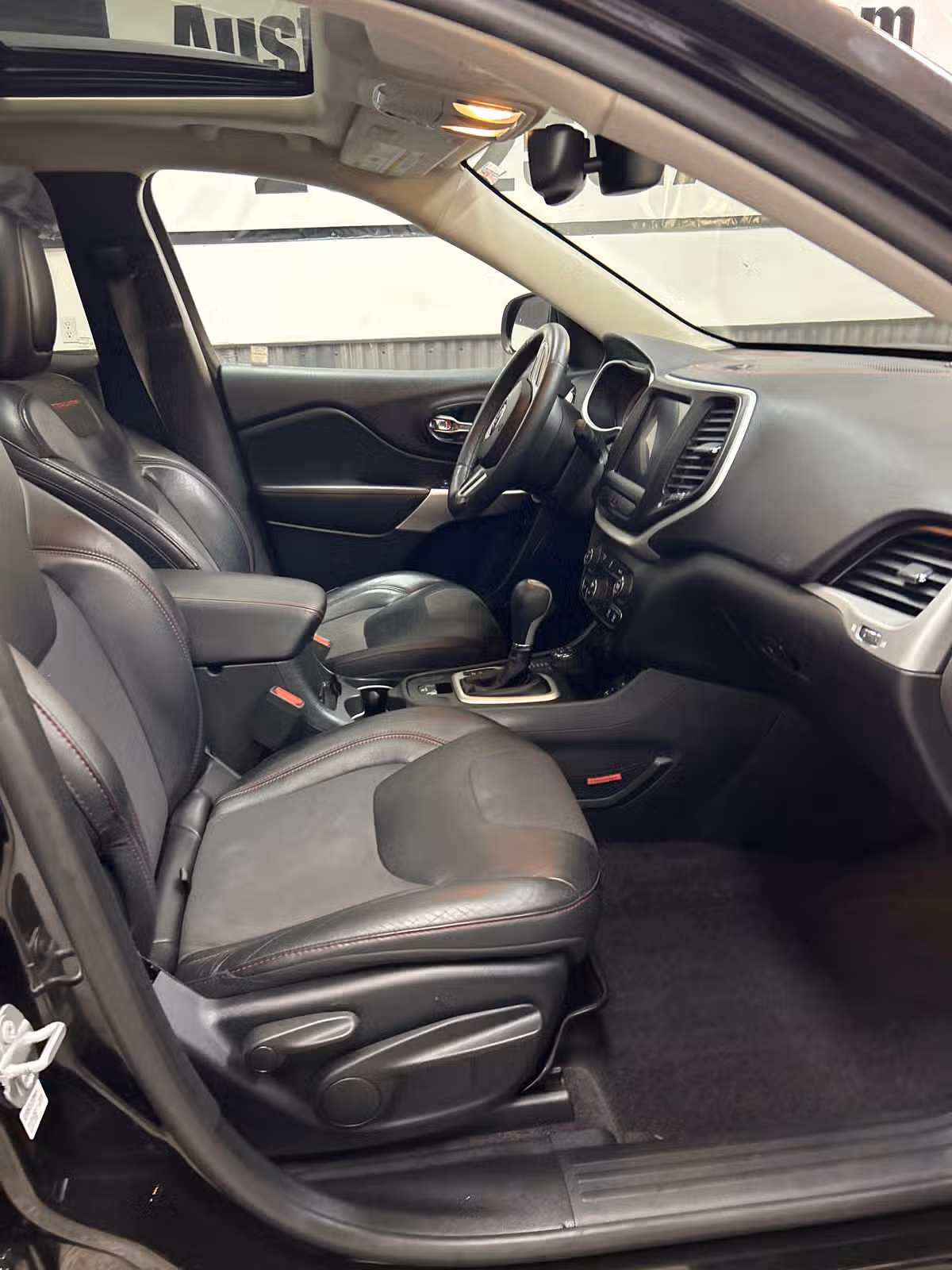 2017 Jeep Cherokee Trailhawk Image 14
