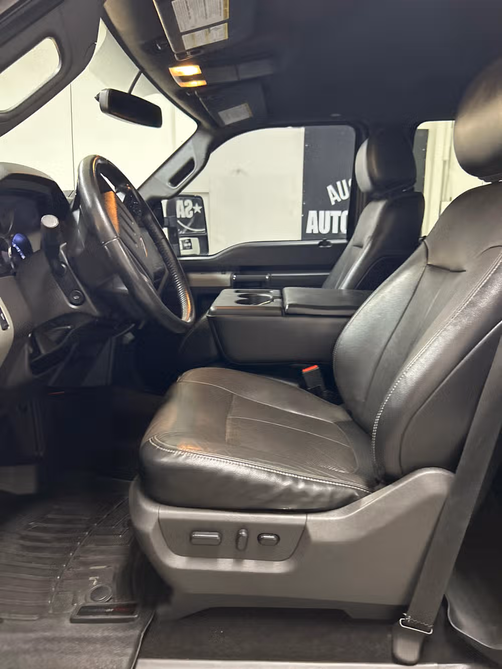 2015 Ford F-350 Super Duty Lariat Crew Cab Image 8