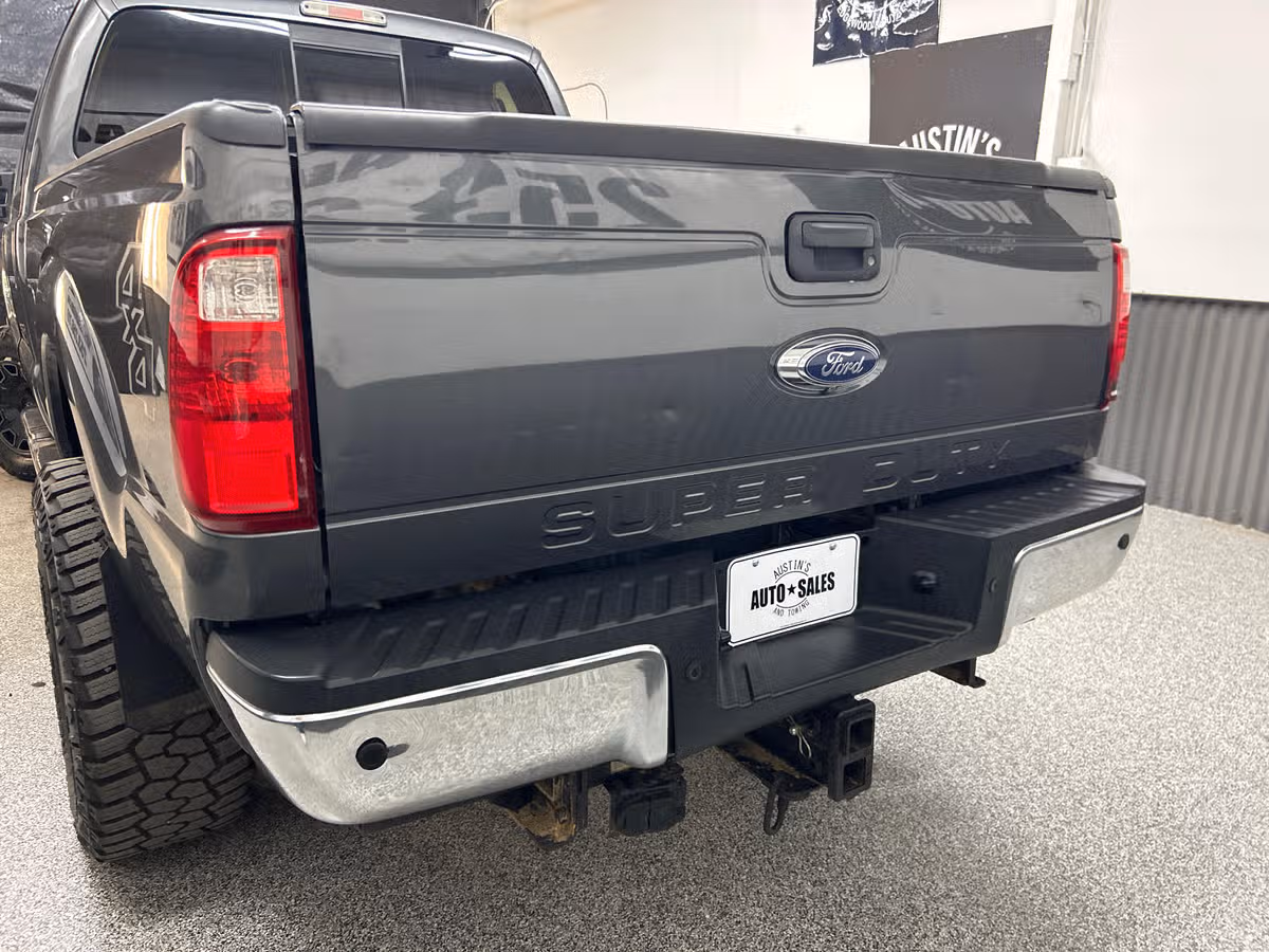 2015 Ford F-350 Super Duty Lariat Crew Cab Image 5