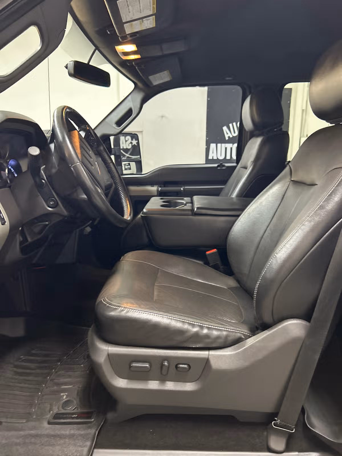 2015 Ford F-350 Super Duty Lariat Crew Cab Image 8