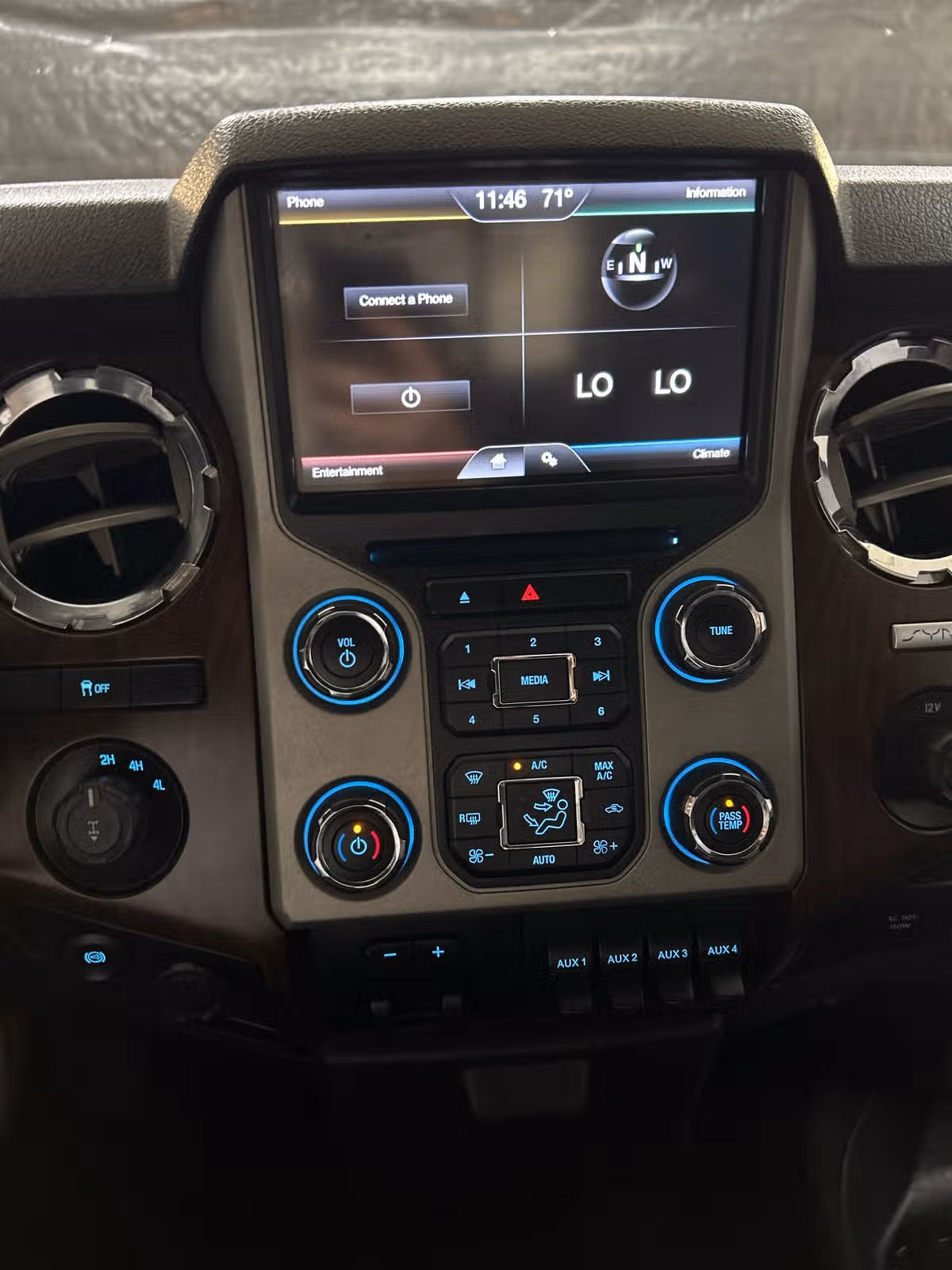 2015 Ford F-350 Super Duty Lariat Crew Cab Image 16