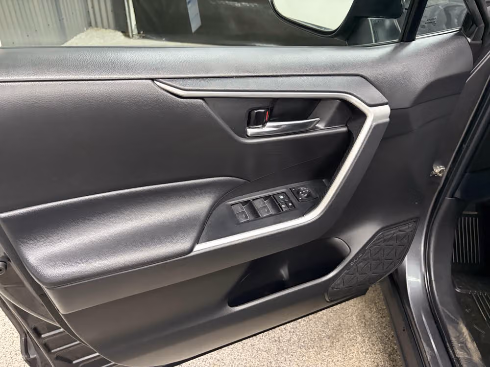 2023 Toyota RAV4 XLE Image 19