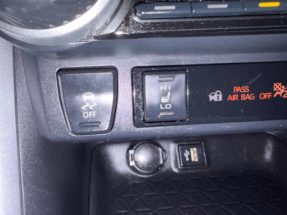 2023 Toyota RAV4 XLE Image 16
