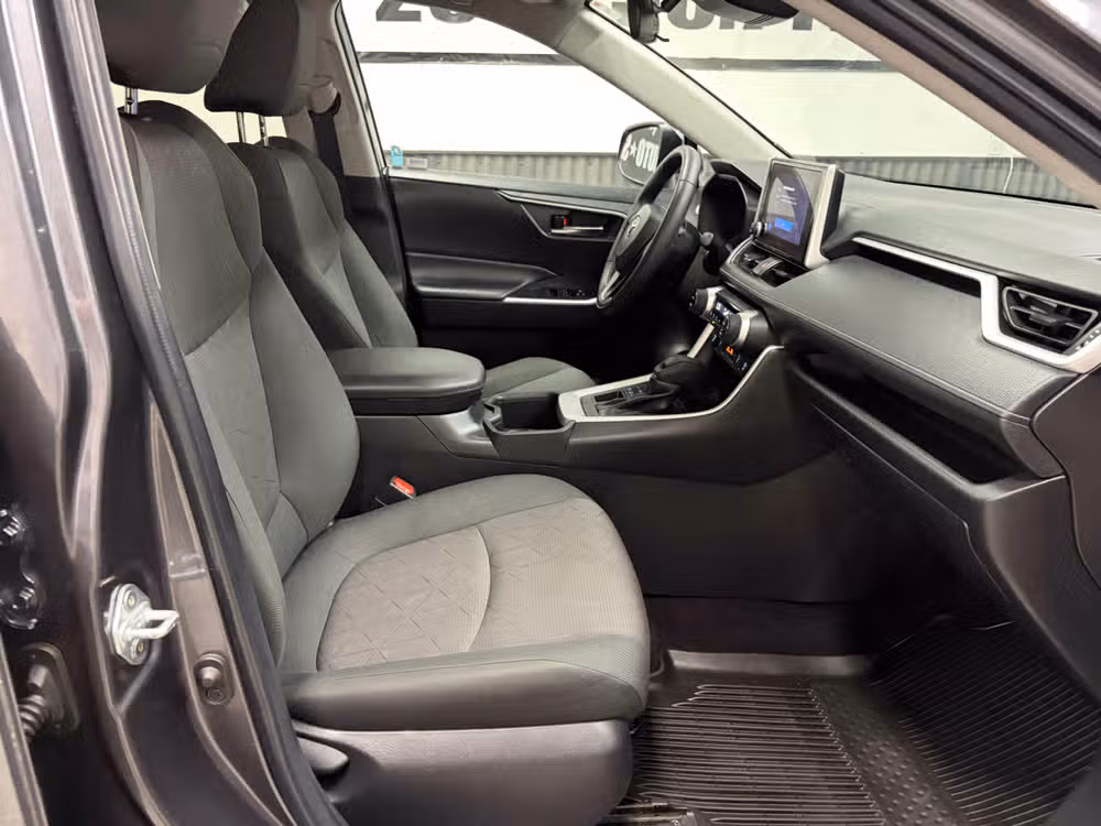 2023 Toyota RAV4 XLE Image 24