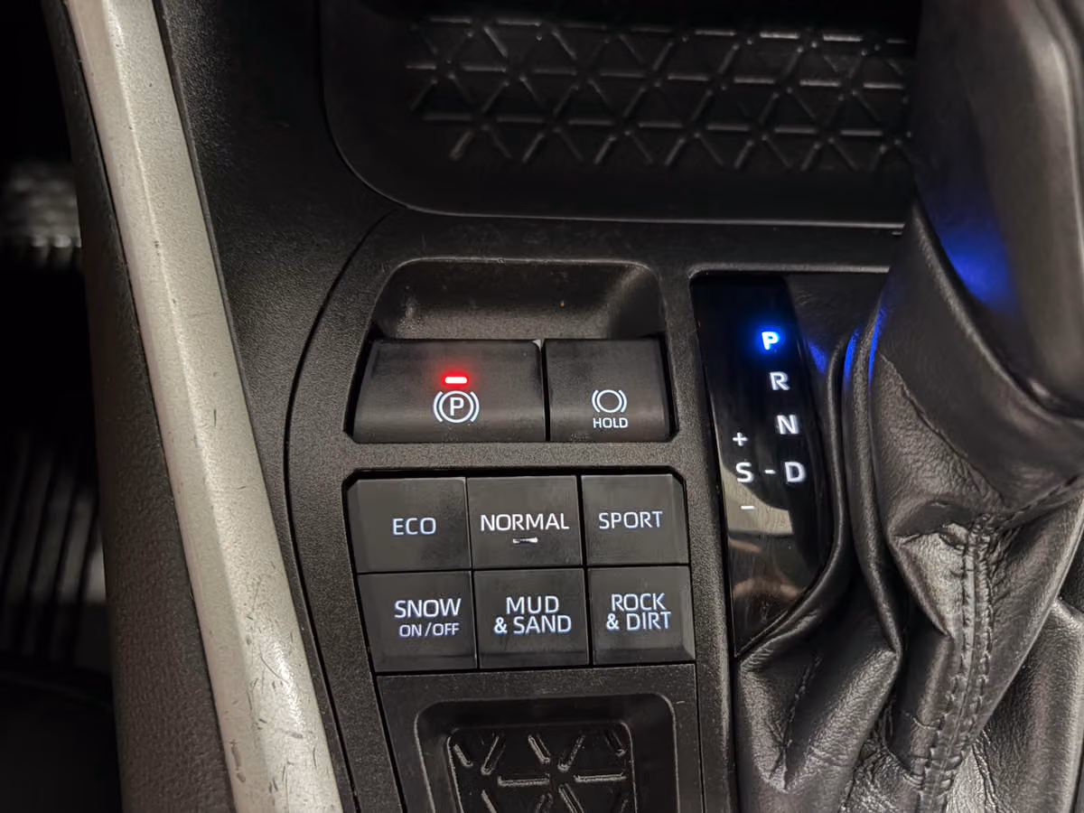 2023 Toyota RAV4 XLE Image 17