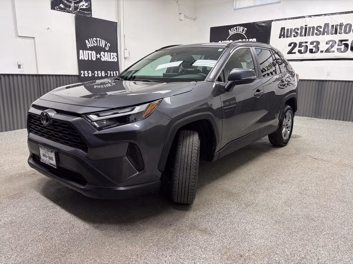 2023 Toyota RAV4 XLE Image 6