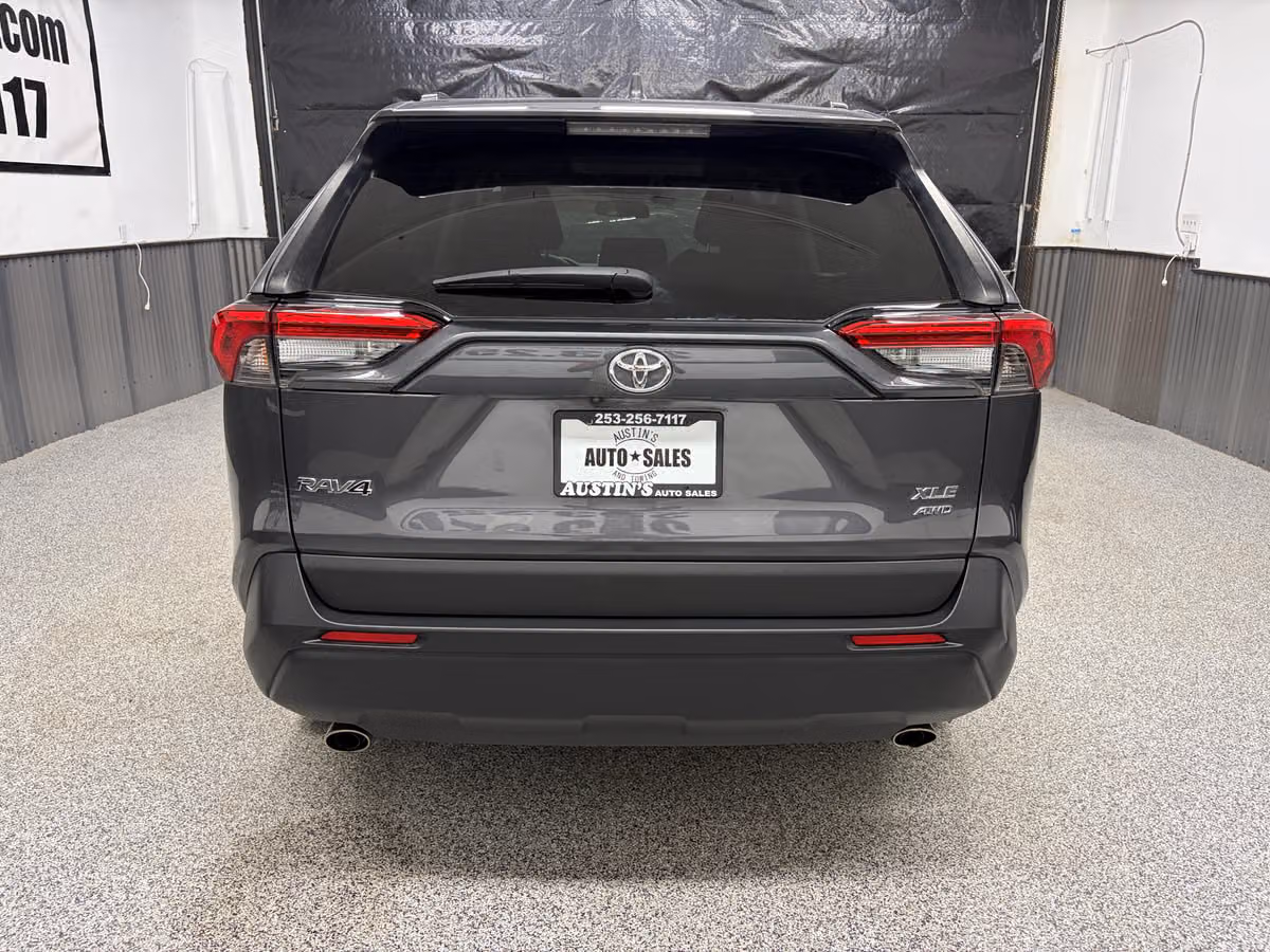 2023 Toyota RAV4 XLE Image 4