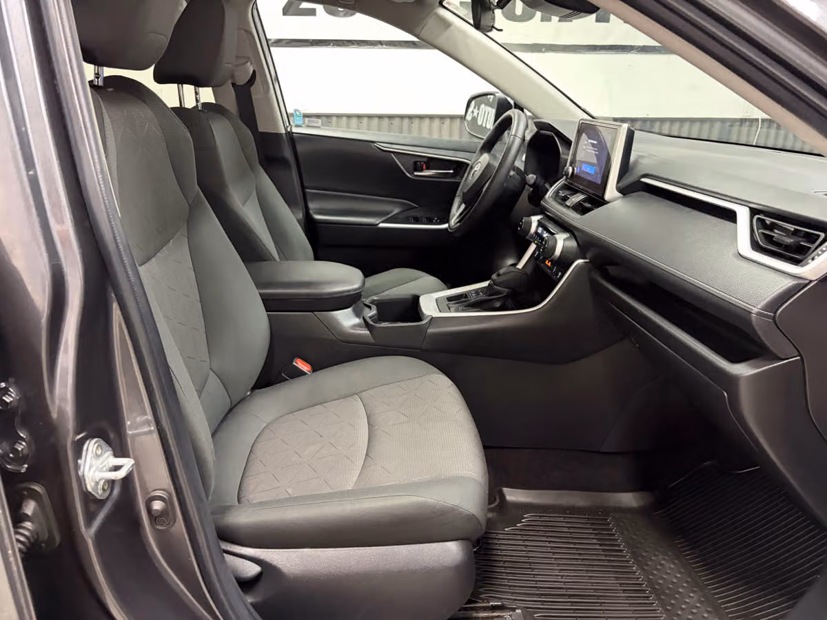 2023 Toyota RAV4 XLE Image 24