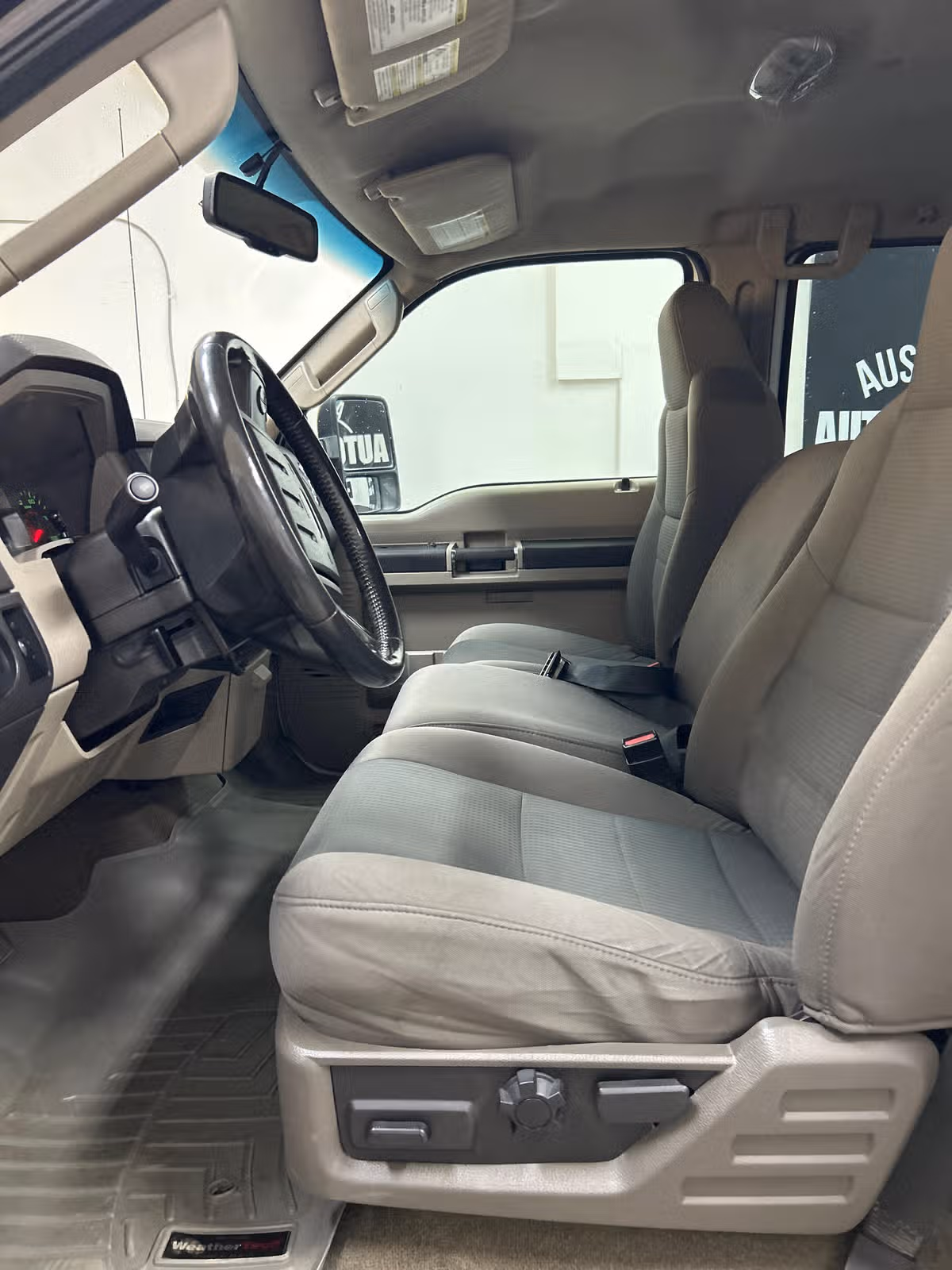 2010 Ford F-250 Super Duty Lariat Crew Cab Image 8