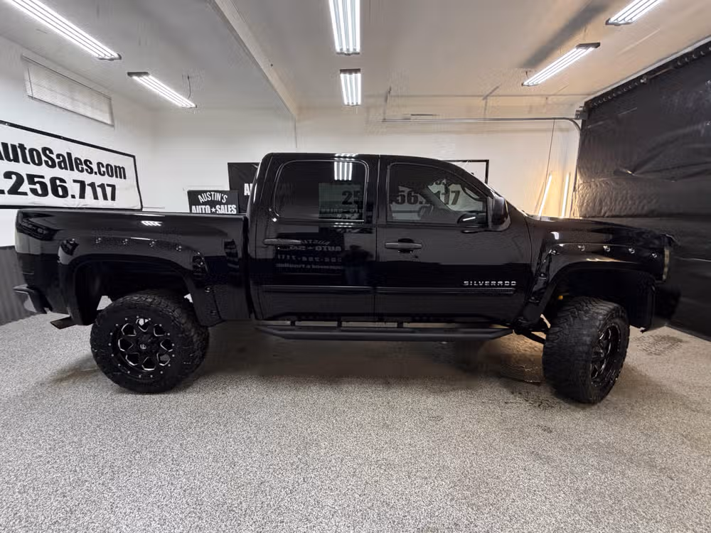 2011 Chevrolet Silverado 1500 LT Crew Cab Image 2
