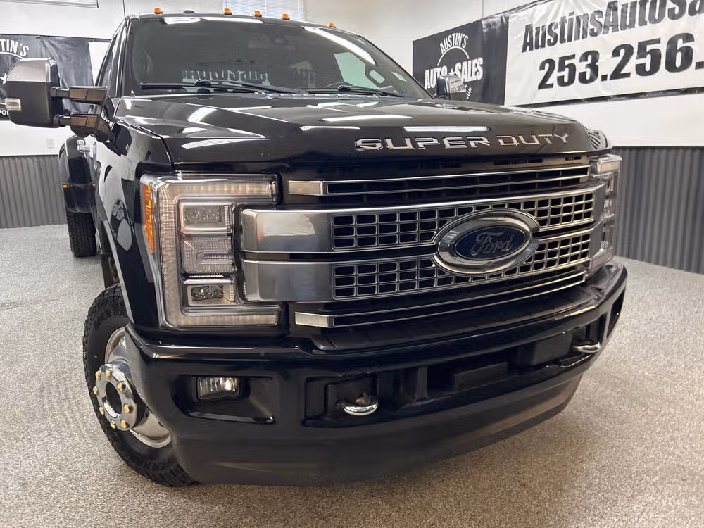 2017 Ford F-350 Super Duty Platinum Crew Cab Image 2