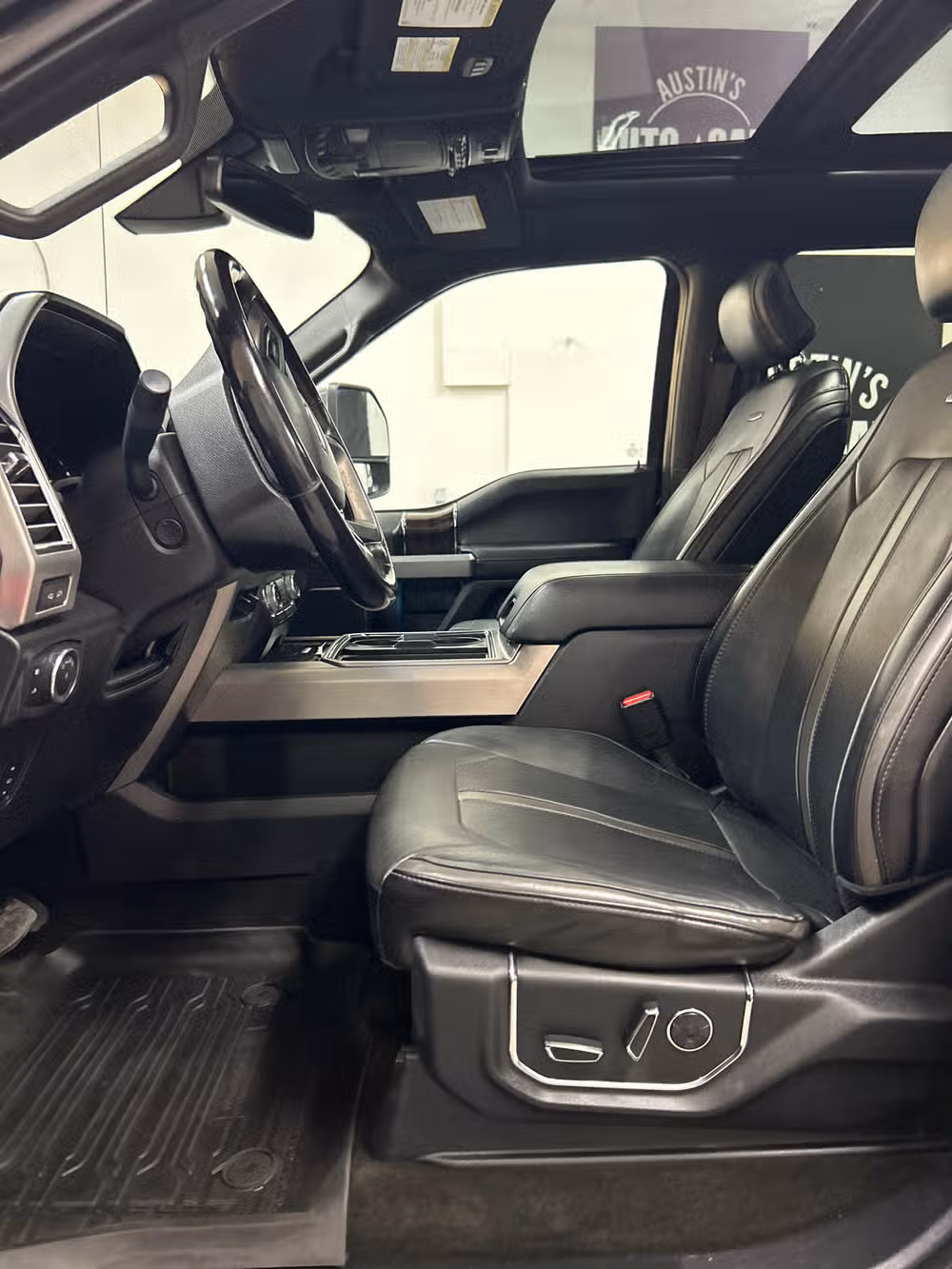 2017 Ford F-350 Super Duty Platinum Crew Cab Image 8