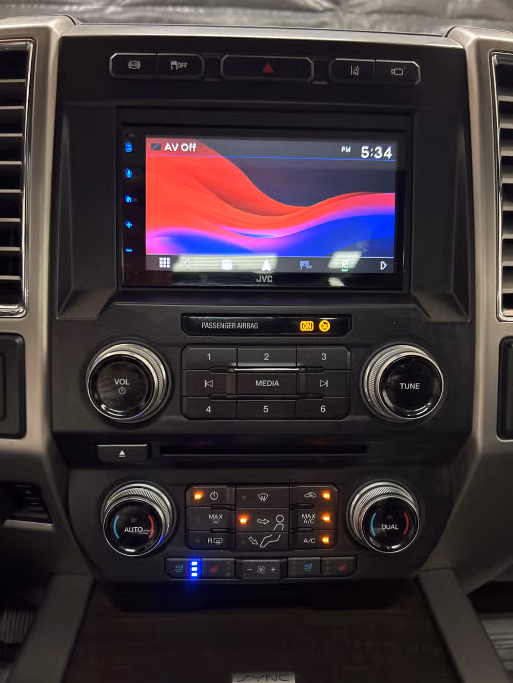 2017 Ford F-350 Super Duty Platinum Crew Cab Image 16