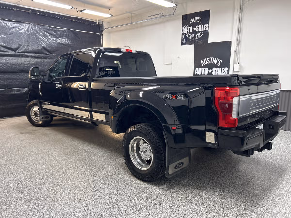 2017 Ford F-350 Super Duty Platinum Crew Cab Image 4