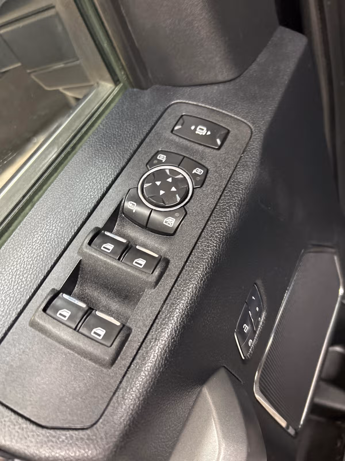 2017 Ford F-350 Super Duty Platinum Crew Cab Image 9