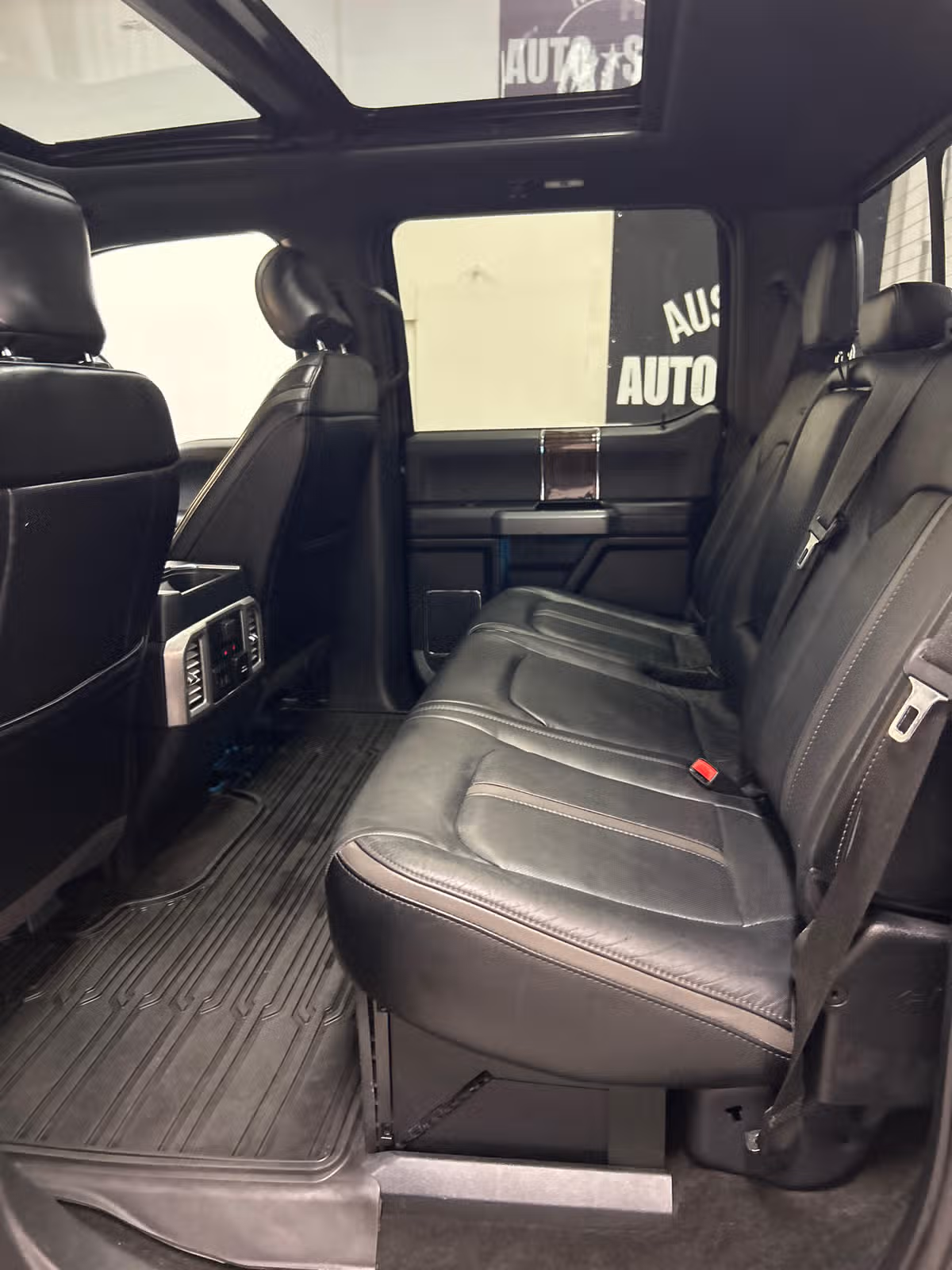 2017 Ford F-350 Super Duty Platinum Crew Cab Image 10