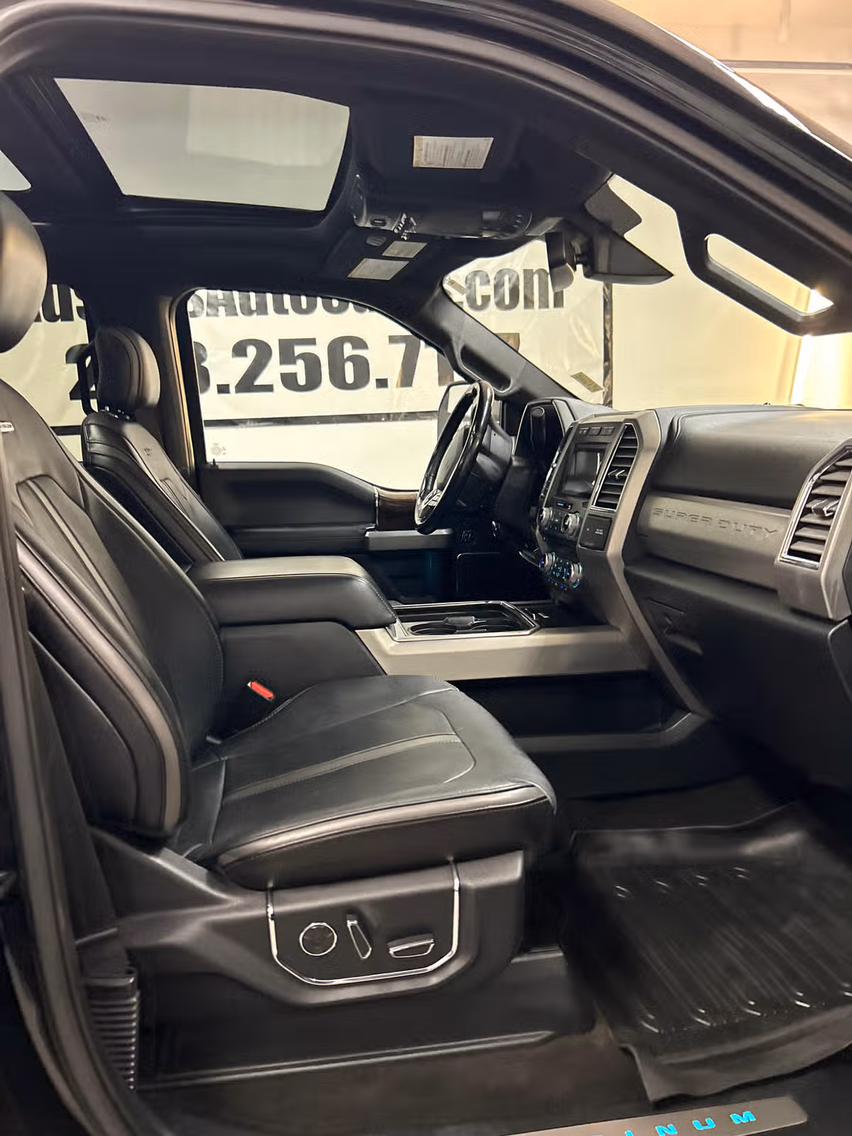 2017 Ford F-350 Super Duty Platinum Crew Cab Image 14