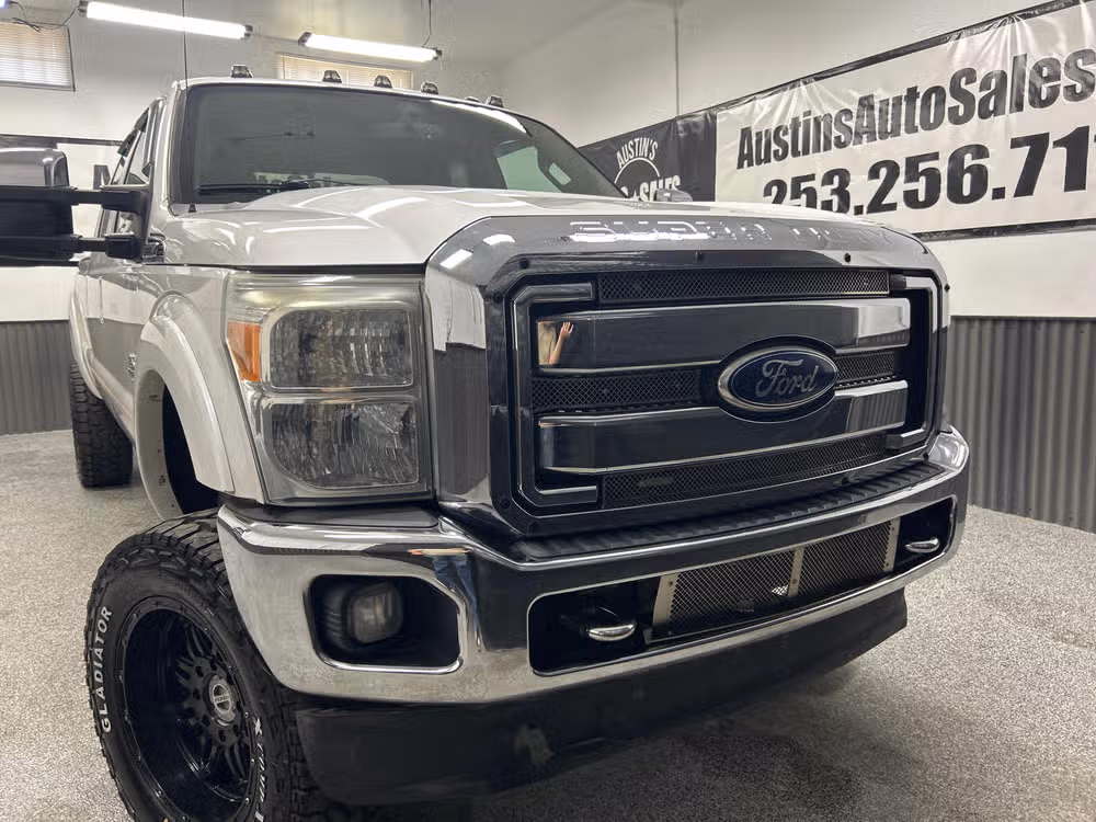 2011 Ford F-350 Super Duty Lariat Crew Cab Image 2