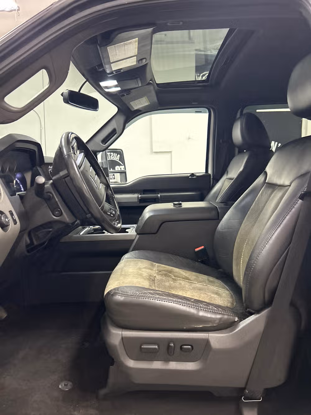 2011 Ford F-350 Super Duty Lariat Crew Cab Image 8