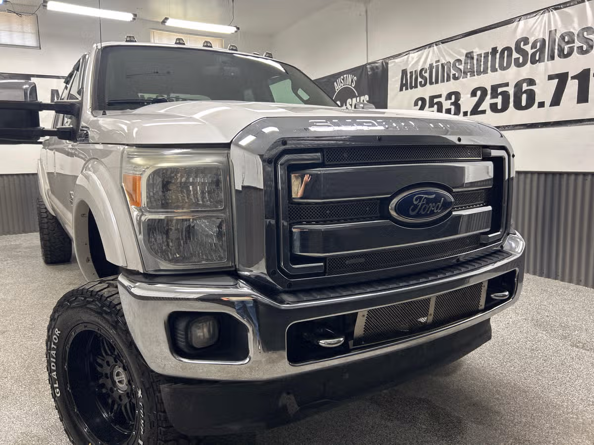 2011 Ford F-350 Super Duty Lariat Crew Cab Image 2