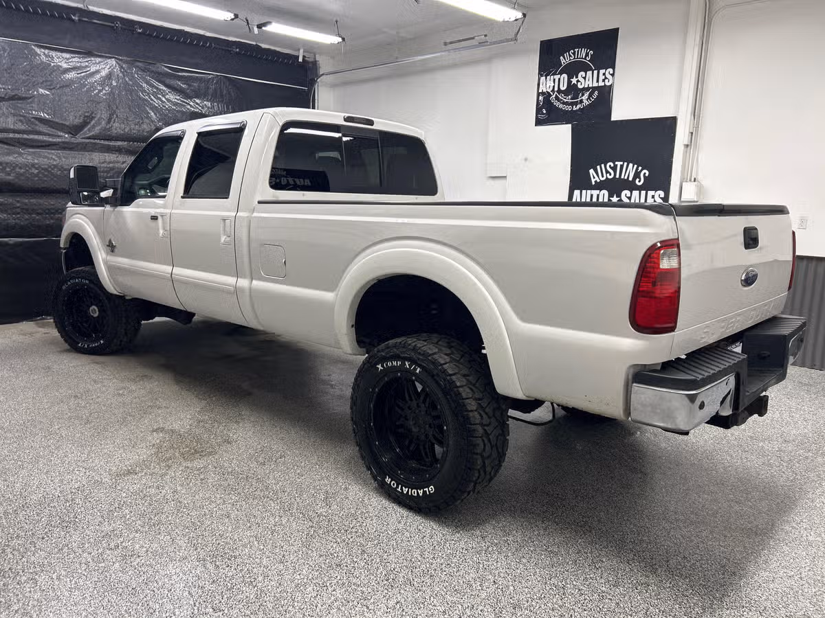 2011 Ford F-350 Super Duty Lariat Crew Cab Image 4