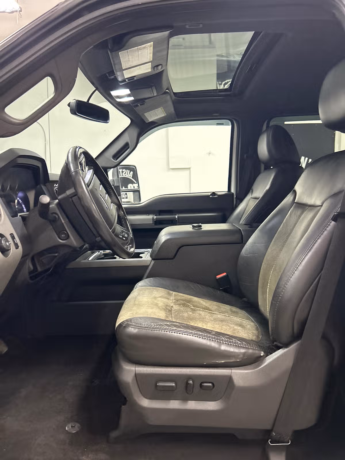 2011 Ford F-350 Super Duty Lariat Crew Cab Image 8