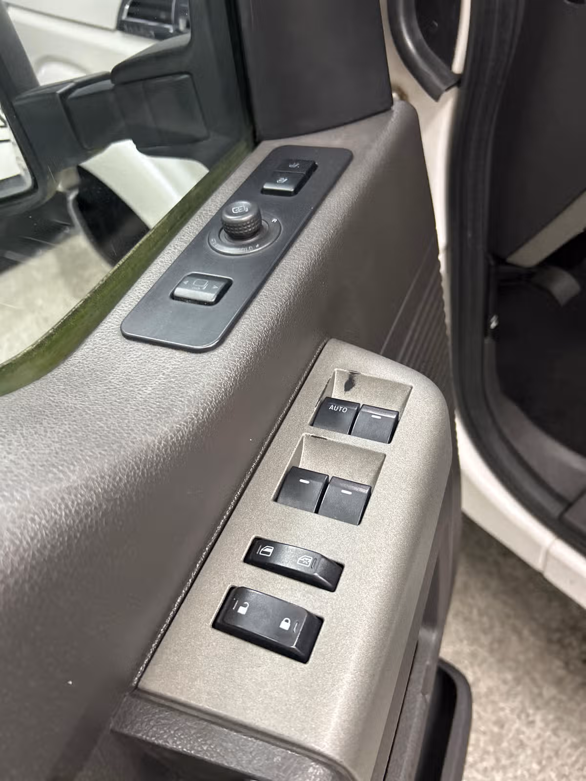 2011 Ford F-350 Super Duty Lariat Crew Cab Image 9