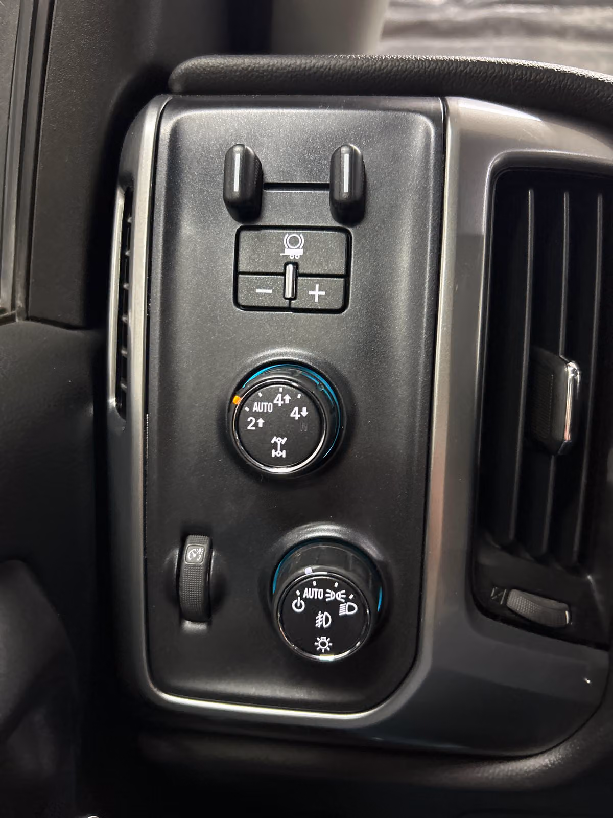 2015 Chevrolet Silverado 1500 LT Double Cab Image 14