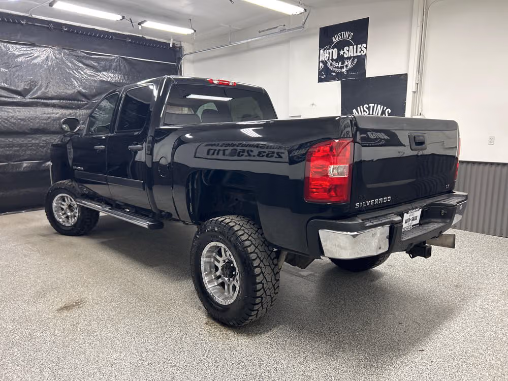 2007 Chevrolet Silverado 2500HD LT2 Crew Cab Lower Image 2