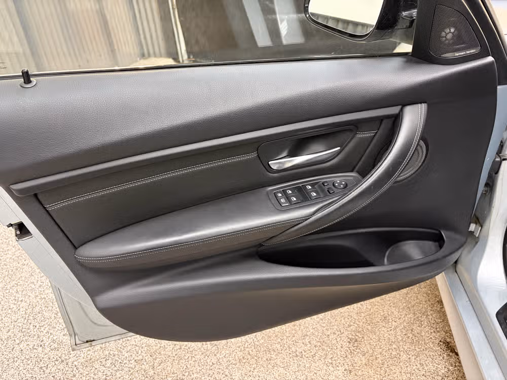 2015 BMW M3 Base Image 17