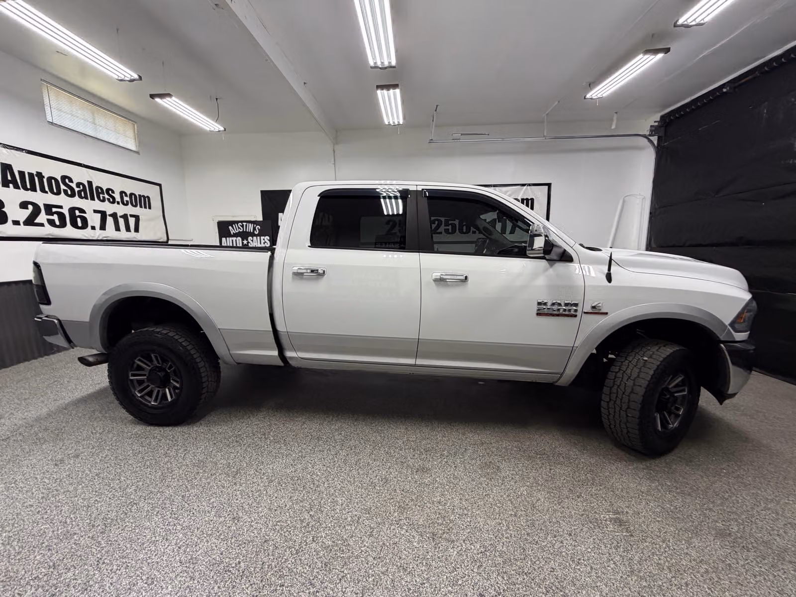 2014 Ram 2500 Laramie Crew Cab Upper Image 2
