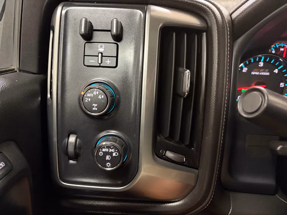 2015 Chevrolet Silverado 1500 LTZ Z71 Crew Cab Image 17