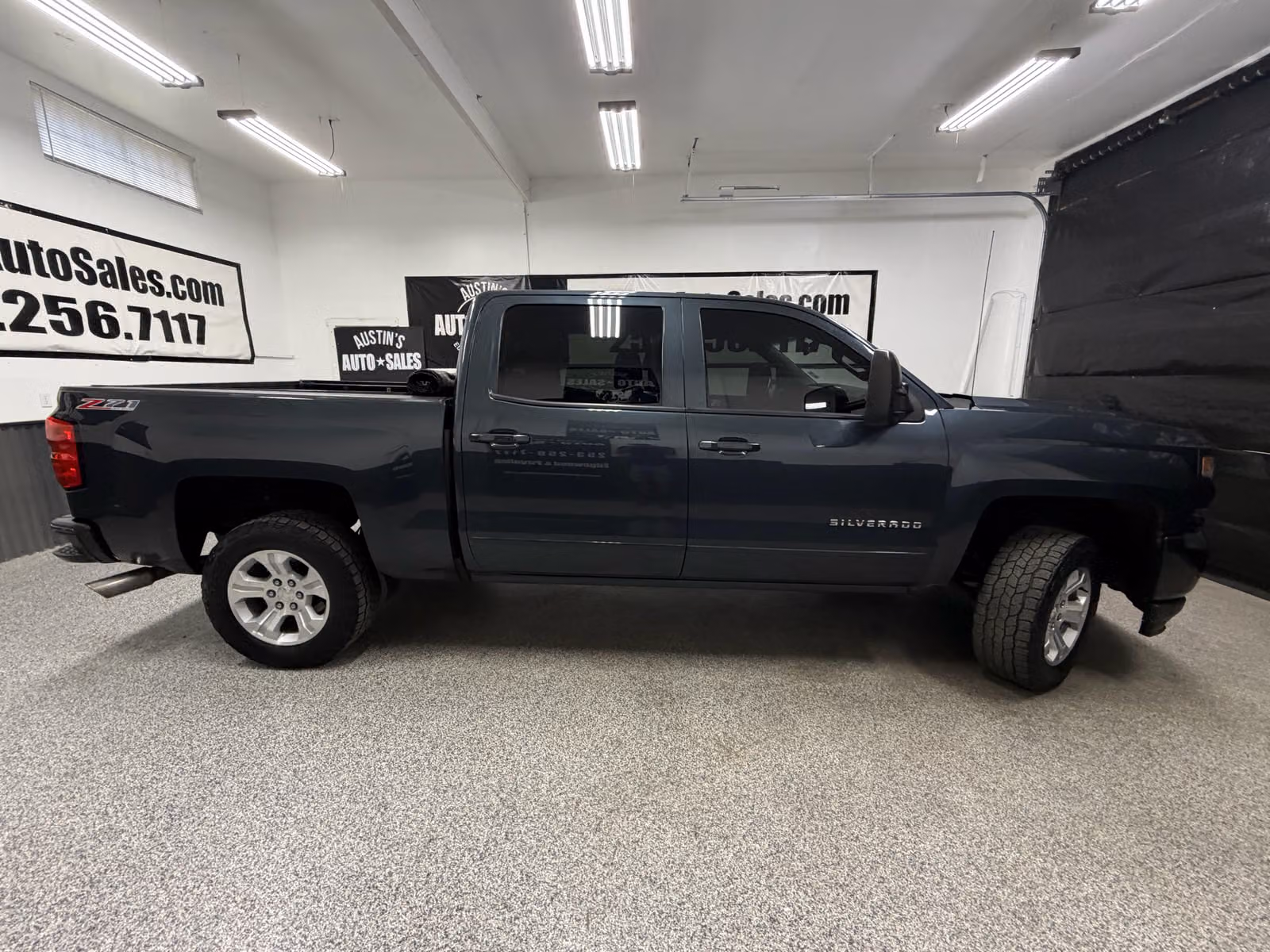 2017 Chevrolet Silverado 1500 LT Z71 Crew Cab Upper Image 2