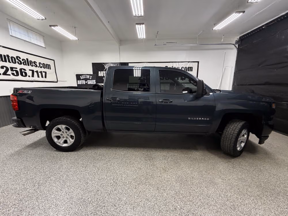 2017 Chevrolet Silverado 1500 LT Z71 Crew Cab Image 2