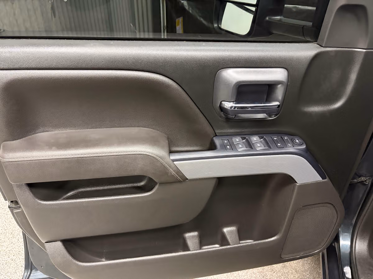 2017 Chevrolet Silverado 1500 LT Z71 Crew Cab Image 17