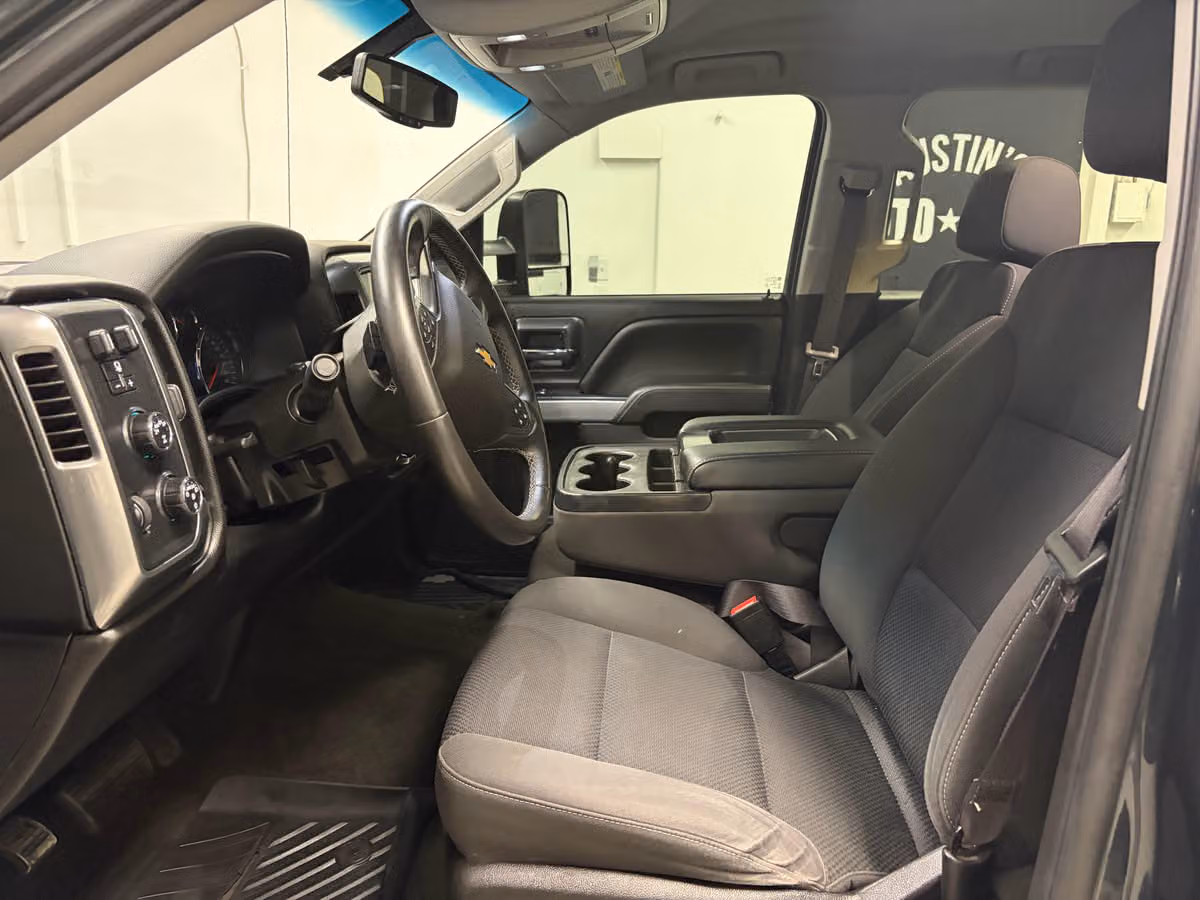 2017 Chevrolet Silverado 1500 LT Z71 Crew Cab Image 18