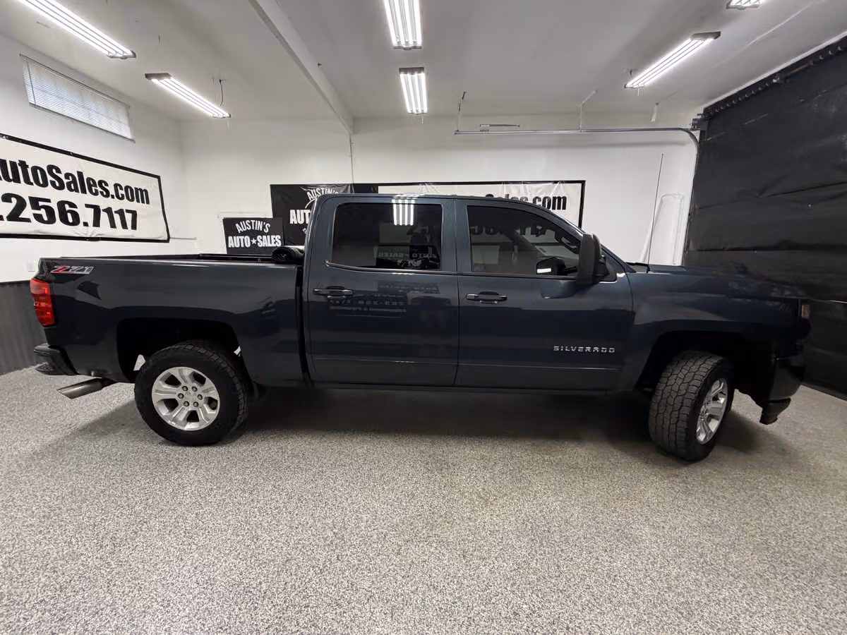 2017 Chevrolet Silverado 1500 LT Z71 Crew Cab Image 2