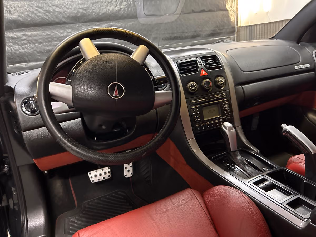 2005 Pontiac GTO Base Image 10